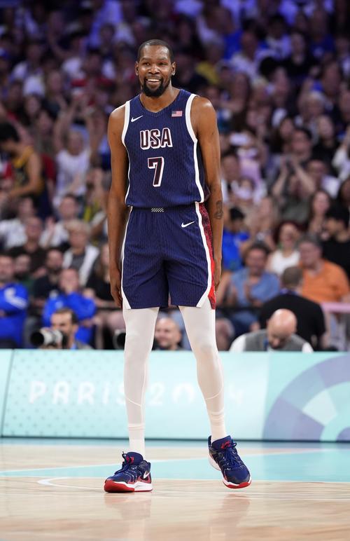 足球国足球迷自发制作横幅，为球队打气（国足球迷自发制作横幅为球队加油）