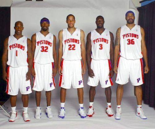 浓眉解析赢球关键：下半场复苏靠耐心，内线进攻是球队根基（浓眉剖析取胜关键：耐心助下半场回暖，内线进攻夯实球队根基）