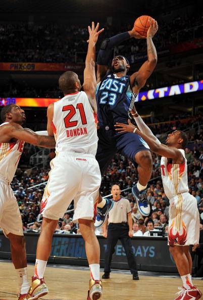 赛前梅州球迷晒多幅Tifo，致敬投资人魏晋平与梅州全体队员（梅州球迷赛前展示多幅Tifo，向投资人魏晋平及全队致敬）