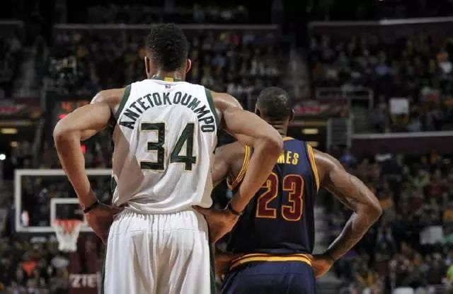 姆巴佩祝贺阿什拉夫当选非洲足球先生：爱你，你是非洲之王（姆巴佩贺阿什拉夫加冕非洲足球先生：爱你，非洲之王）